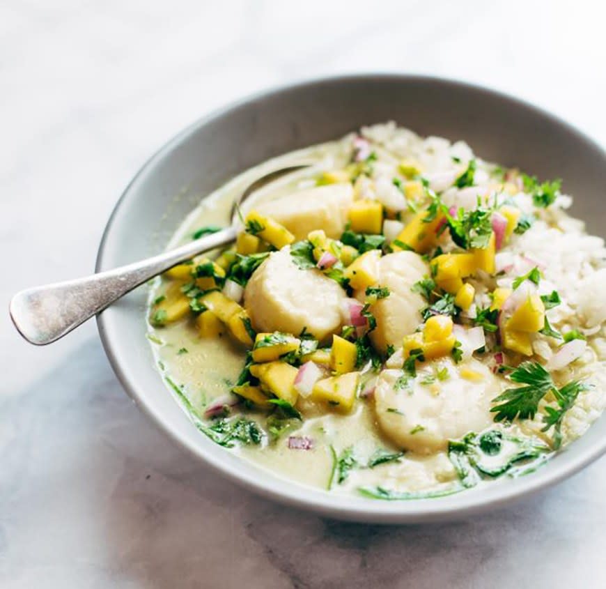 Green Curry Scallops With Mango Cilantro Salsa from Pinch Of Yum