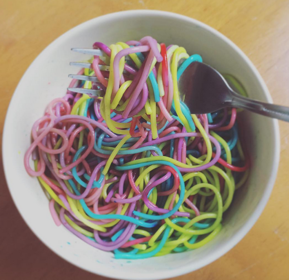 Regenbogen-Nudeln? Sogar die gibt es. Lebensmittelfarbe macht es möglich. Sicherlich nicht jedermanns Sache, doch ein toller Gag. Vielleicht auch für die nächste Kinder-Geburtstagsfeier? Foto: Instagram/sophiannebb