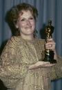 <p>Oscar-Liebling Meryl Streep trägt jedes Jahr stilvolle Roben. Was auffällt: Bei zwei ihrer drei Ehrungen – beide für die beste Hauptdarstellerin – trug die Schauspielerin goldene Kleider. 1983 nahm sie den Goldjungen für „Sophies Entscheidung“ in diesem Kaftan entgegen, der ihren Schwangerschaftsbauch (Streep war mit Tochter Mamie Gummer schwanger) umschmeichelte. (Bild: ddp) </p>