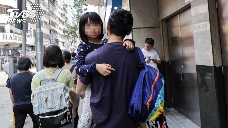 母親因女兒與丈夫感情好而心生不平衡。（示意圖／shutterstock達志影像）