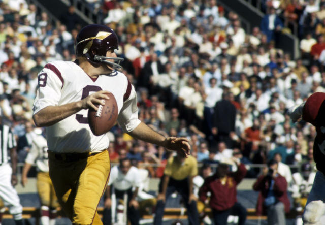 Sonny Jurgensen to have jersey retired by team