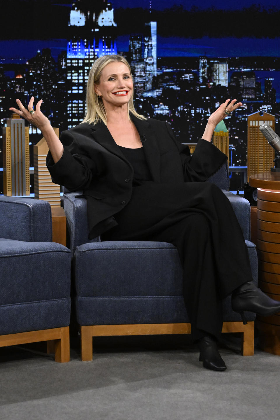 Cameron Diaz ouvre les portes avec ses coudes 