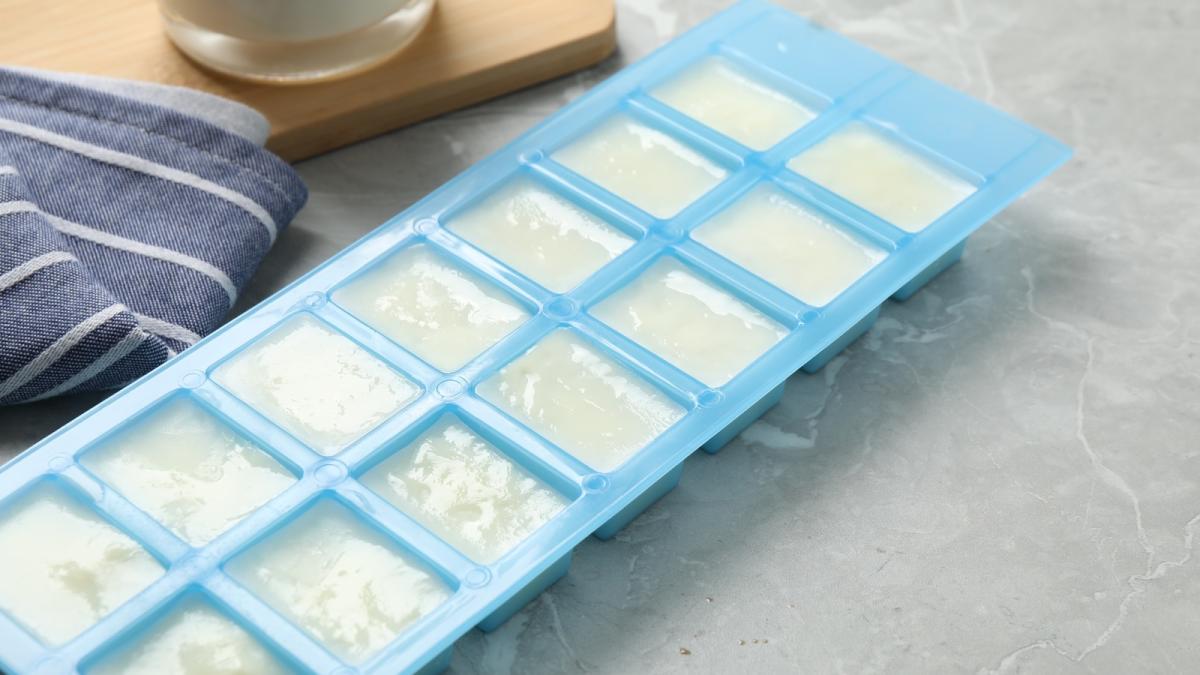 How To Make Ice Cubes With An Ice Cube Tray-Full Tutorial 