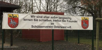 <p>Im Garbsener Schützenverein Osterwald in der Region Hannover versammeln sich in Freundschaft verbundene Menschen, um gemeinsam dem Schießsport zu frönen. Für einen Slogan klingt das scheinbar zu umständlich und altbacken. Ob der Vereinsvorstand auf der Suche nach einem griffigen Satz allerdings ein glückliches Händchen bewies, urteilen Sie am besten selbst: „Lernen Sie schießen, treffen Sie Freunde!“ (Bild: Twitter/Linda Tonn) </p>