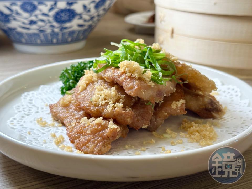 「蒜香排骨」醃得入味、炸得香酥，表現驚豔。（360元／份）