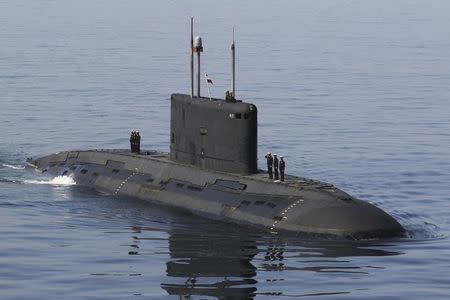 Iranian military personnel stand on a submarine during a naval parade on the last day of the Velayat-90 war game in the Sea of Oman near the Strait of Hormuz in southern Iran January 3, 2012. REUTERS/Jamejamonline/Ebrahim Norouzi