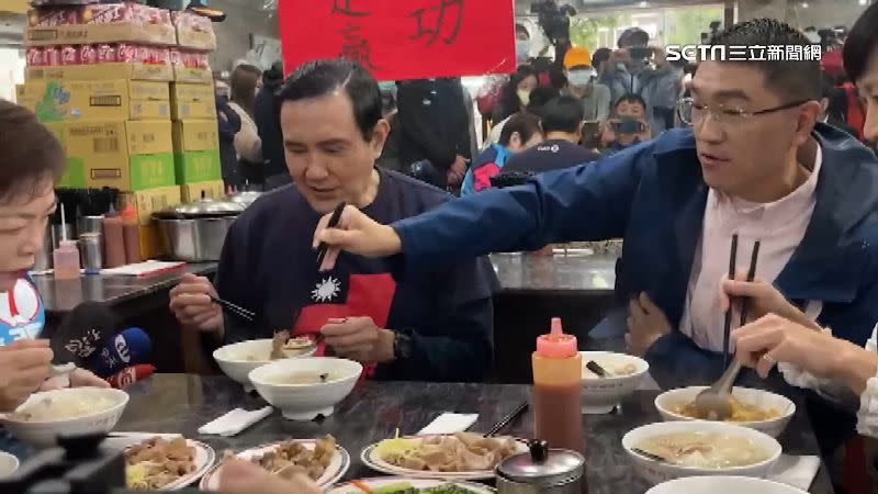 國民黨基隆市長候選人謝國樑跟前總統馬英九吃早餐。