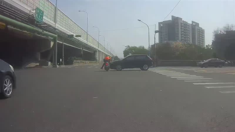 高雄昨天發生一起驚悚車禍，63歲曾姓男騎士被闖紅燈汽車撞飛（圖／翻攝自臉書社團「左營楠梓人」）