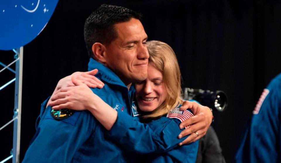 Frank Rubio, astronauta de la NASA junto a su colega Zena Cardman, en 2020 (Crédito: Photo by Mark Felix / AFP)