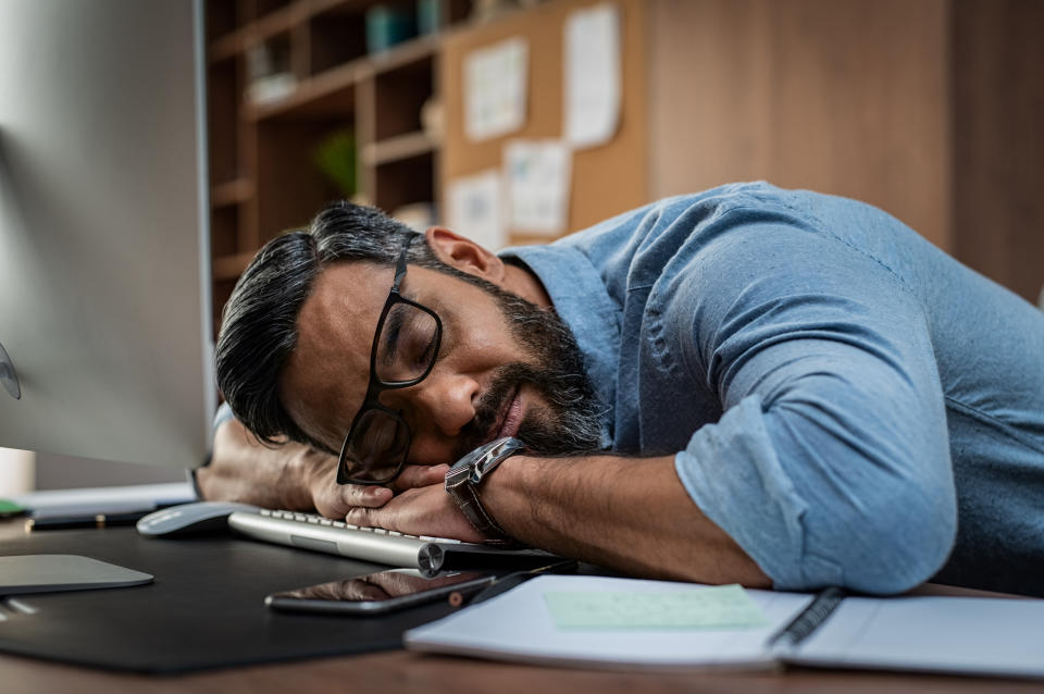 Dormir mal o poco tiene un impacto directo en nuestra salud, lo que irremediablemente termina afectando a nuestro rendimiento en el trabajo y, por lo tanto, a la economía. Foto: Getty Image. 