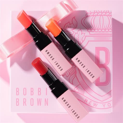 BOBBI BROWN「粉紅限量包裝」晶鑽桂馥潤色護唇膏。（圖／品牌提供）