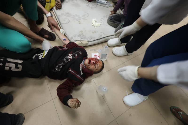 An injured Palestinian child is brought to Al-Aqsa Martyrs Hospital in Deir al Balah for treatment following the Israeli attacks in Khan Yunis. Ali Hamad/APA Images via ZUMA Press Wire/dpa
