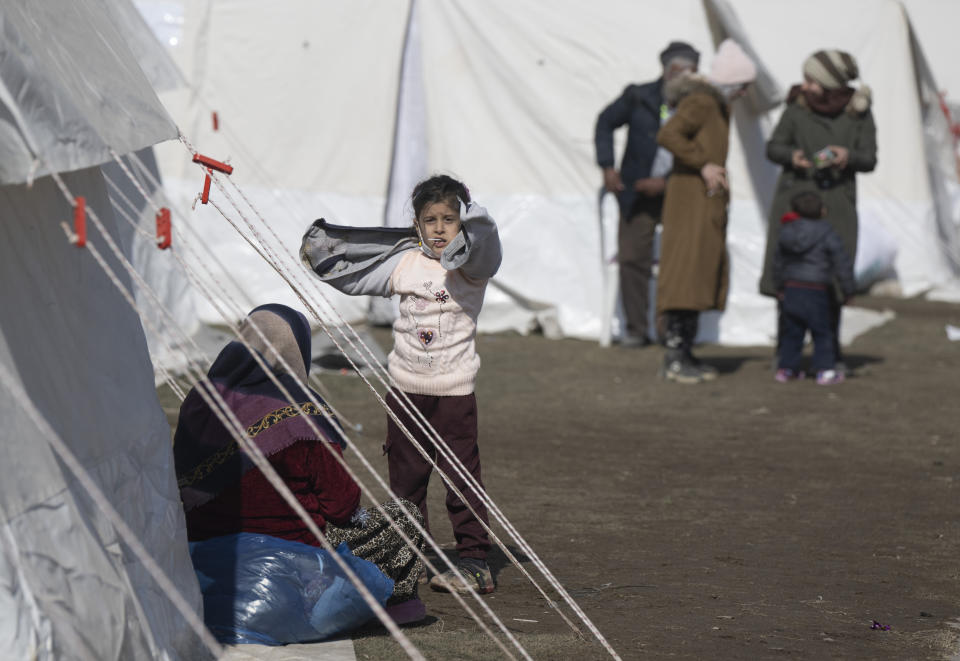 12.02.2023, TÃ¼rkei, Kahramanmaras: Kinder spielen in einem provisorischen Zeltlager der Provinzhauptstadt. Fast eine Woche nach der Erdbeben-Katastrophe im tÃ¼rkisch-syrischen Grenzgebiet ist die Zahl der Toten auf mehr als 30.000 gestiegen. Foto: Boris Roessler/dpa +++ dpa-Bildfunk +++