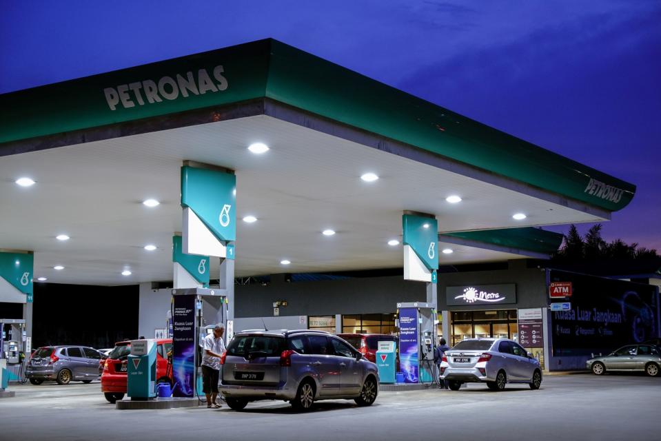 Vehicles are refueled at a Petronas gas station in Selangor. (Photo: Samsul Said/Bloomberg)