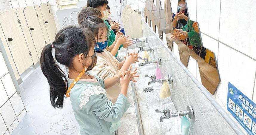 疾管署公布近一個月全台有552個班級因腸病毒停課，呼籲學童勤洗手預防病毒。（示意圖／桃園市衛生局提供）