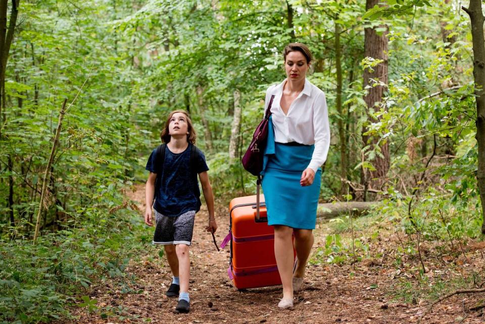 Für sie selbst ein "Herzensfilm": Franziska Hartmann in "Sterne über uns" als allein erziehende Mutter, die ihre Wohnung verloren hat und mit ihrem Sohn Ben (Claudio Magno) im Wald lebt.
  (Bild: ZDF / Martin Rottenkolber)