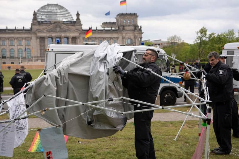 Police officers clear the pro-Palestinian protest camp outside the German Bundestag. Paul Zinken/dpa