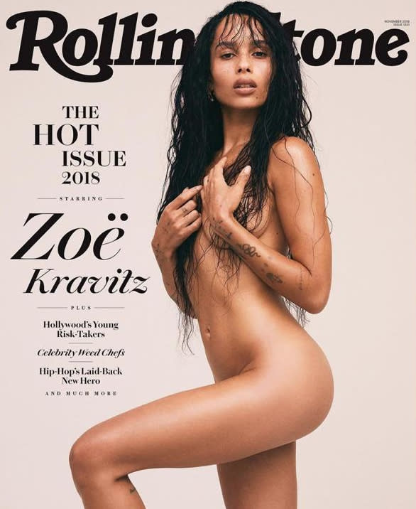 <p>Ihre langen Beach Waves fallen sanft über ihre Brüste, während sie ihr Bein anwinkelt und damit perfekte Kurven formt – so macht Zoë Kravitz aktuell auf dem “Rolling Stone”-Cover von sich reden. Das freizügige Foto ist eine Hommage an ihre Mutter Lisa Bonet, die sich 1988 ähnlich ablichten ließ. Auf die Titelseite des Magazins schaffte es damals aber ein anderes Foto. (Bild: Rolling Stone) </p>