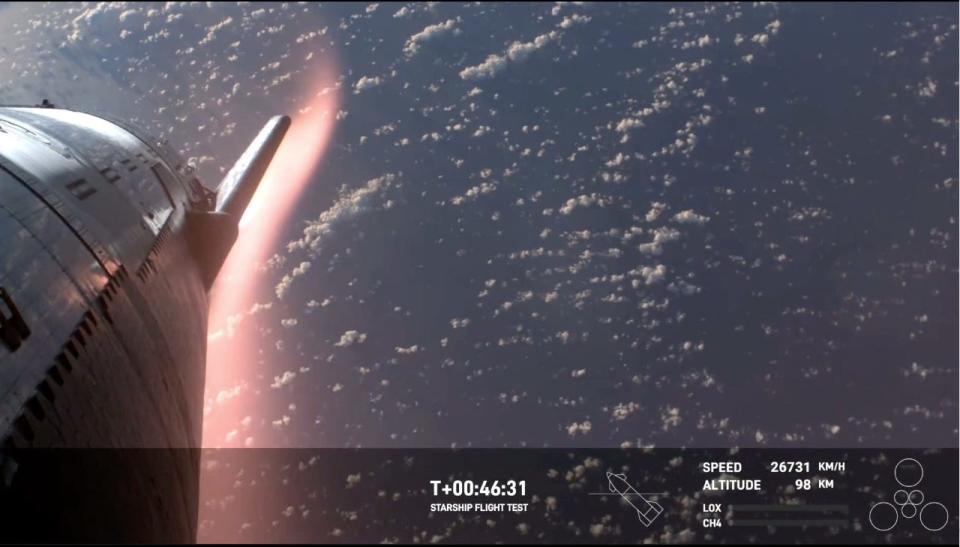 Ein Ausschnitt aus dem Video vom Wiedereintritt des Raumschiffs im März zeigt, wie sich ultraheißes Plasma auf dem Bauch des Raumschiffs sammelt. - Copyright: SpaceX via X