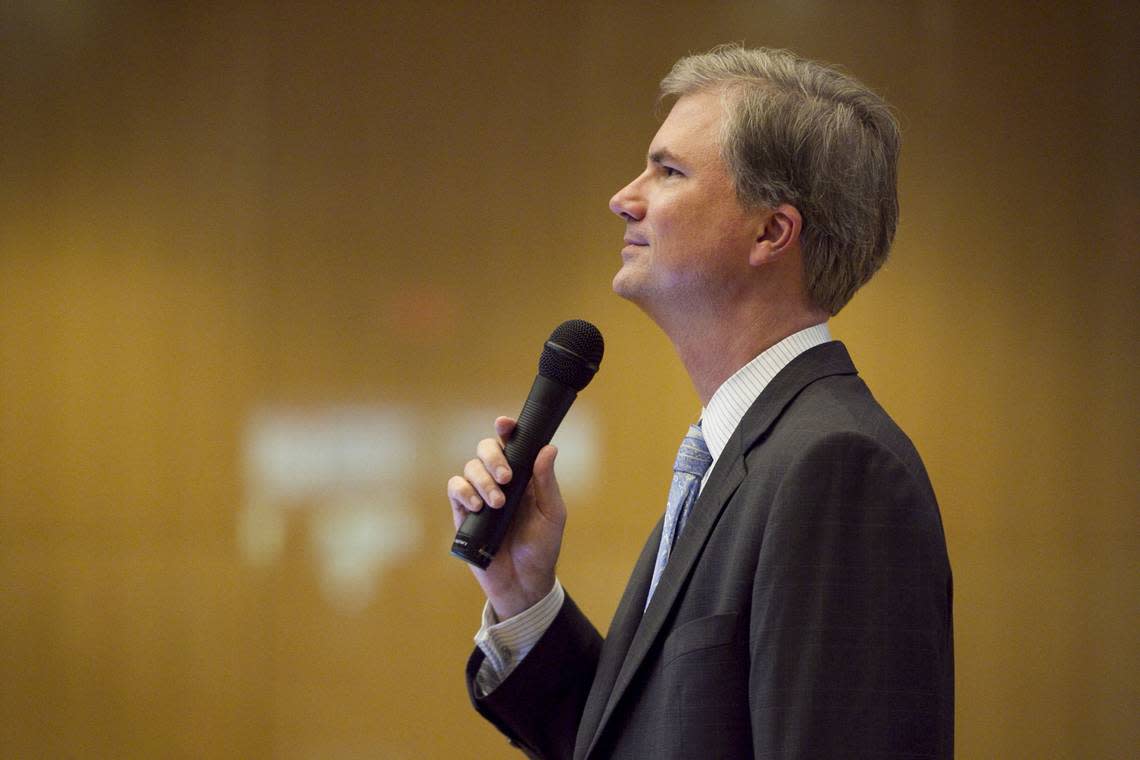 Holden Thorp addresses a meeting of the UNC-Chapel Hill faculty while chancellor in 2012.