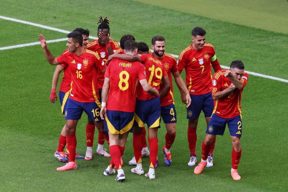 Spain qualify for round of 16 with convincing win against Italy