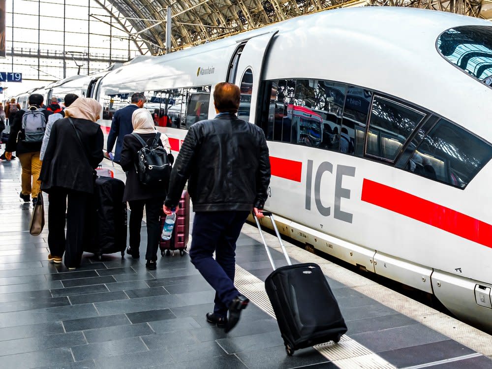 Im Fern- und Regionalverkehr stehen am Montag die Züge still. (Bild: (c) 2019 Kapi Ng/Shutterstock)