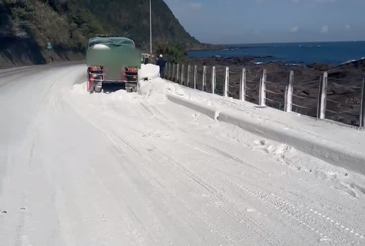 貢寮下雪了？　「碳酸鈣」粉外洩　染白台二線