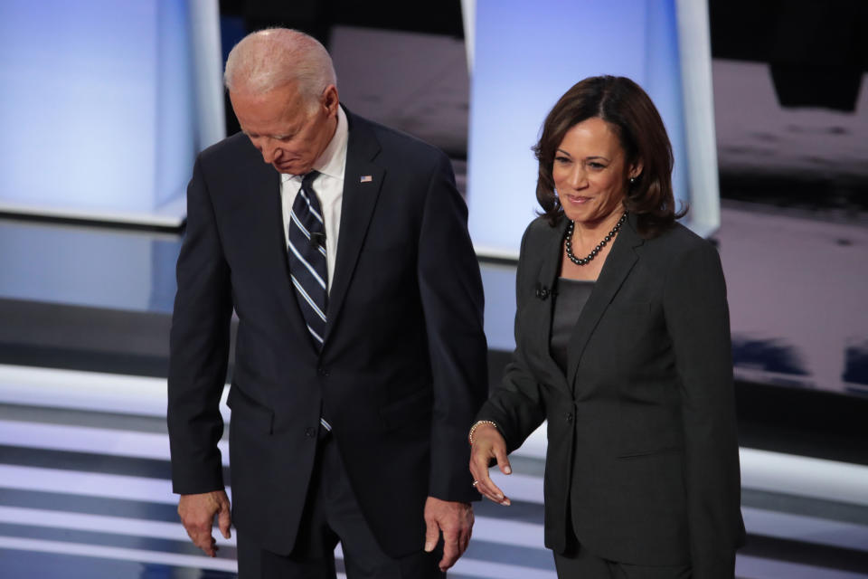 Joe Biden und Kamala Harris vor einer TV-Debatte im Vorwahlkampf 2019 (Bild: Scott Olson/Getty Images)