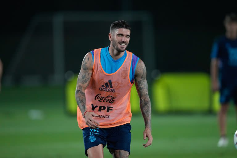 Rodrigo De Paul, durante el entrenamiento; se observó un muy buen clima en el plantel