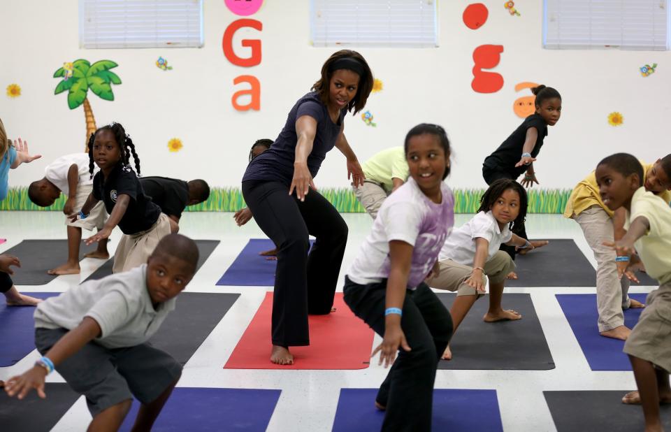 <p>Le 25 février 2014. elle est en déplacement pour promouvoir son association Let's move. Pendant huit ans, Michelle Obama n'a jamais hésité à se mettre en scène, comme ici à Miami à l'occasion d'un cours de yoga. (Getty)</p>