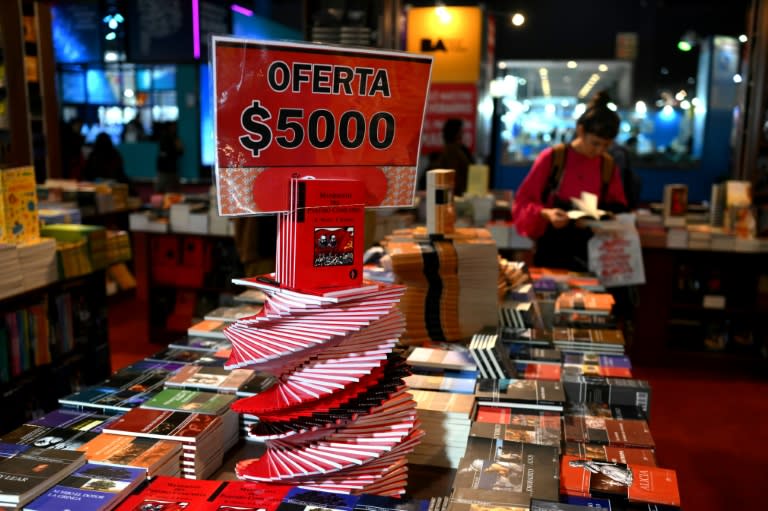 Unos ejemplares a la venta en la Feria del Libro de Buenos Aires el 25 de abril de 2024 (Luis Robayo)