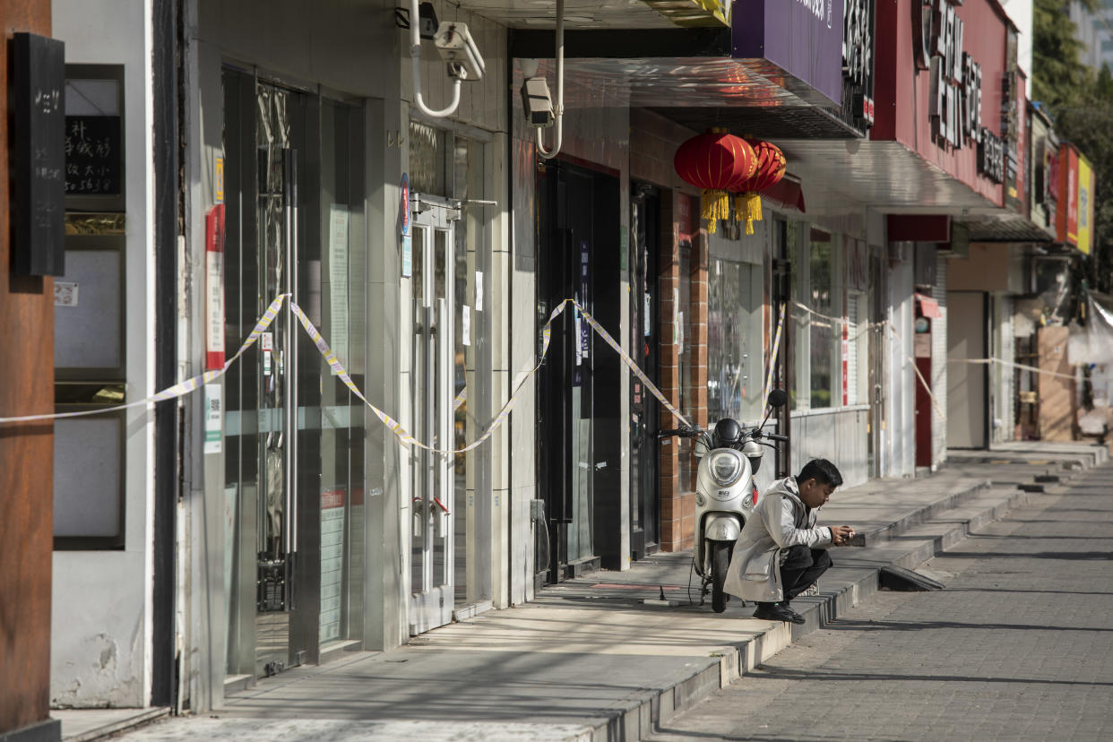 Tiendas cerradas y acordonadas en Shanghái, el 15 de marzo de 2022. (Qilai Shen/The New York Times)
