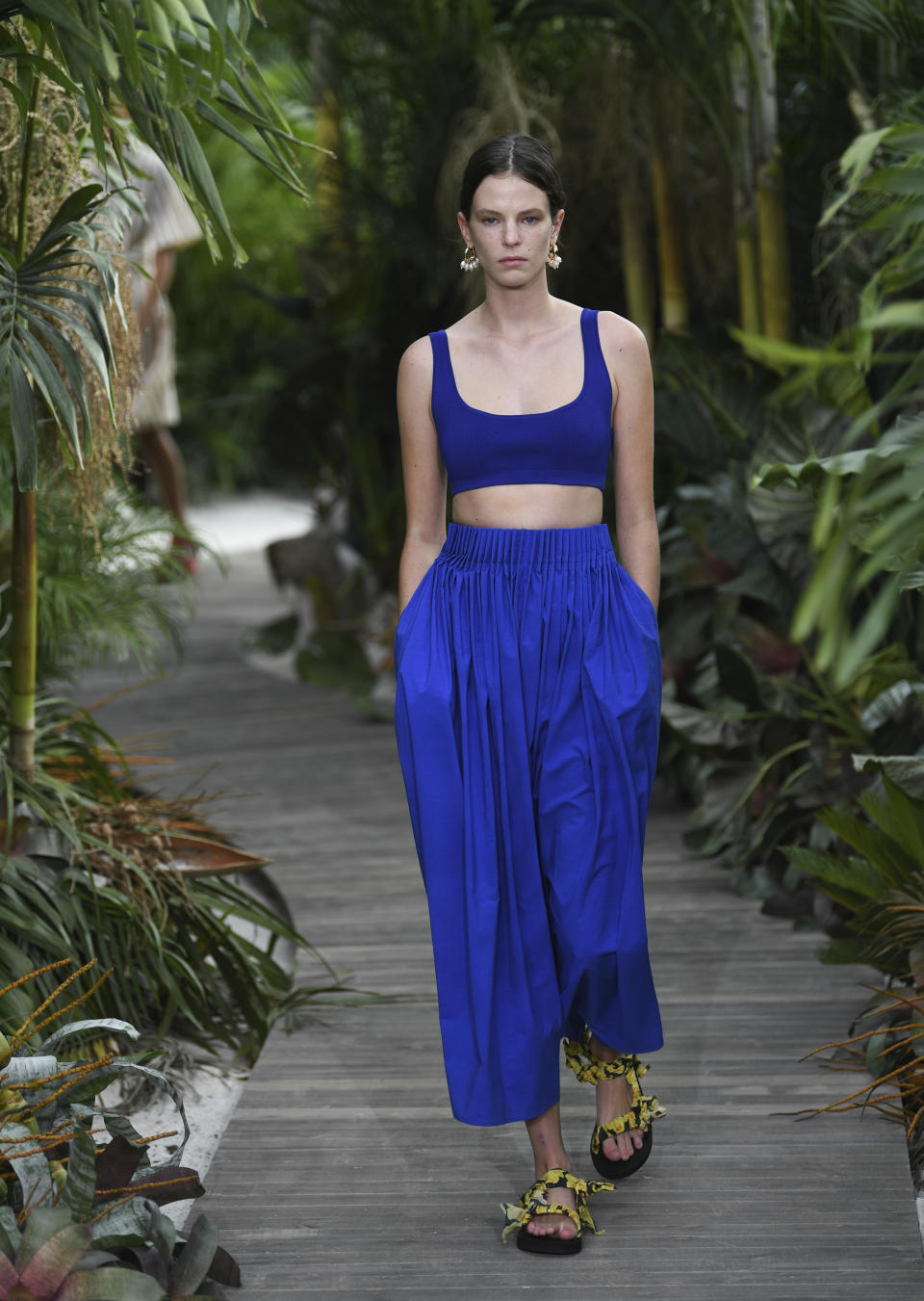 Una modelo recorre la pasarela durante la presentación de la colección primavera-verano 2021 de Jason Wu en la Semana de la Moda de Nueva York, el domingo 13 de septiembre del 2020 en Nueva York. (Foto por Evan Agostini/Invision/AP)