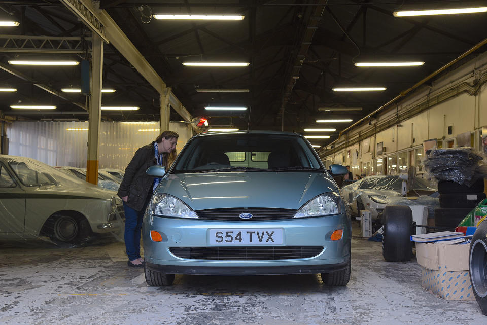 <p>De Focus Mk1 zette Ford weer helemaal terug op de kaart van de familie hatchback met zijn sterke rijeigenschappen, scherpe uiterlijk en alledaagse prijs. Dit exemplaar werd geproduceerd in 1998-2004, had een 2,0-liter 4-cilinder benzinemotor die 130 pk produceerde en had een hoofdrol in Autocar.</p><p>In november 1998 leenden we hem met als doel 100 rondjes over de ringweg M25 in Londen af te leggen in 10 dagen of minder. 25 journalisten namen in die periode het stuur over en reden waar mogelijk met een constante snelheid van 110 km/u.</p><p>We legden de 18.950 km af in 240 rijuren, met een gemiddelde snelheid van 79 km/u. De uitdaging verliep zonder incidenten en de auto verbruikte 7,8 liter per 100 km. Deze auto werd ook door Ford gebruikt om reclame te maken voor de voordelen van de sloopregeling van 2009.</p> 