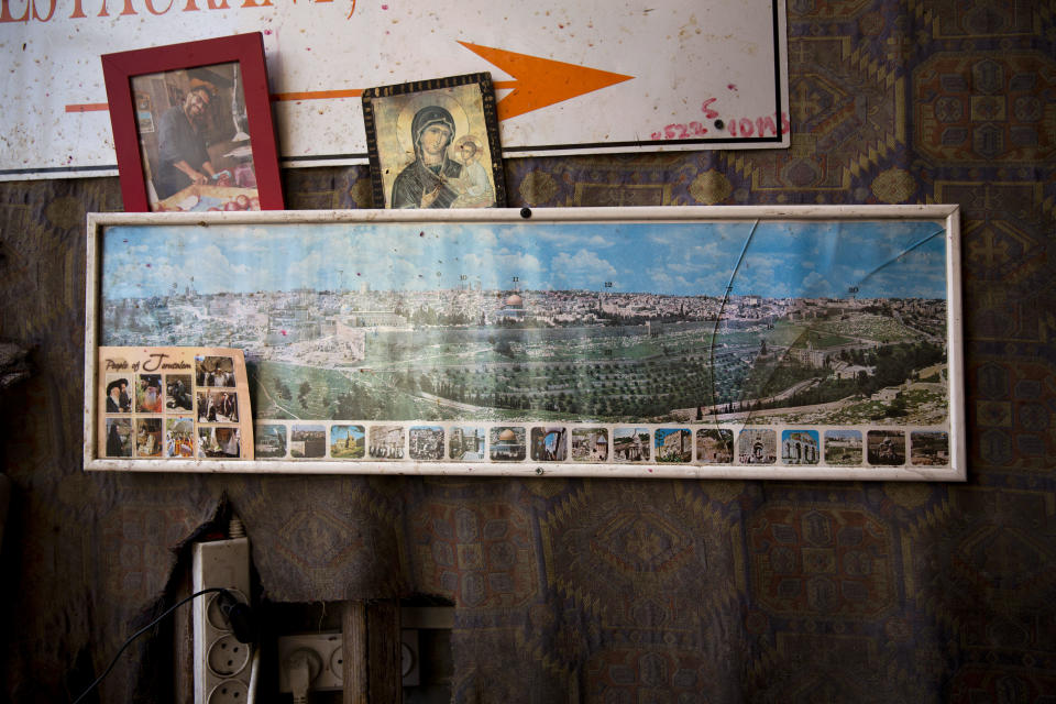 <p>A framed photo of Jerusalem’s Old City hangs in a juice stand, in Jerusalem’s Old City, Tuesday, Dec. 5, 2017. (Photo: Oded Balilty/AP) </p>