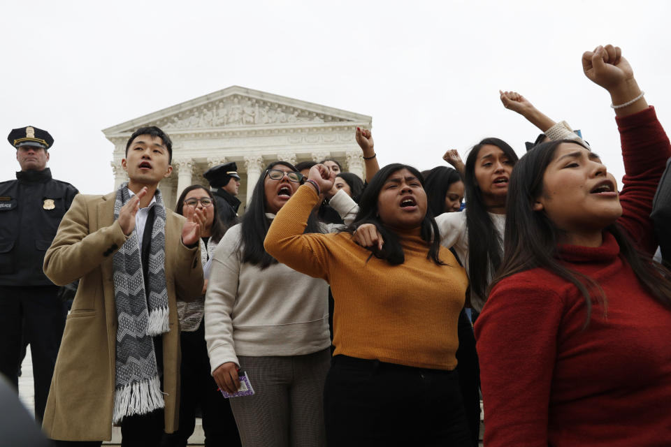 Los beneficiados por el programa de Acción Diferida para los Llegados en la Infancia (DACA) y otras personas salen de la Corte Suprema con sus manos en alto después de que se escucharan los argumentos en el caso de la decisión del presidente Donald Trump de poner fin al programa el martes 12 de noviembre de 2019 en Washington. (AP Foto/Jacquelyn Martin)