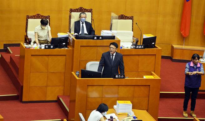 屏東縣長潘孟安（中）任內最後一次議會施政報告，結束後議員們報以熱烈掌聲。（林和生攝）