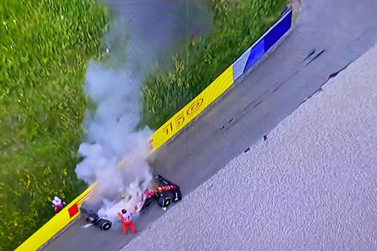 El humo en la Ferrari de Carlos Sainz
