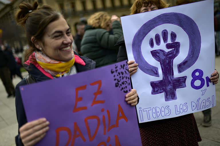 Mujeres protestan durante la celebración del Día Internacional de la Mujer en Pamplona, norte de España