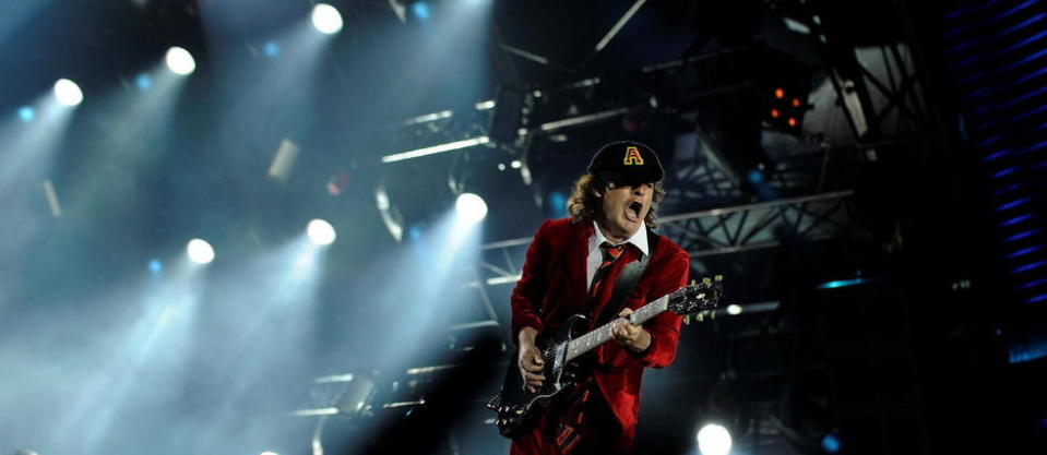 Angus Young,cofondateur et guitariste d'AC/DC.
