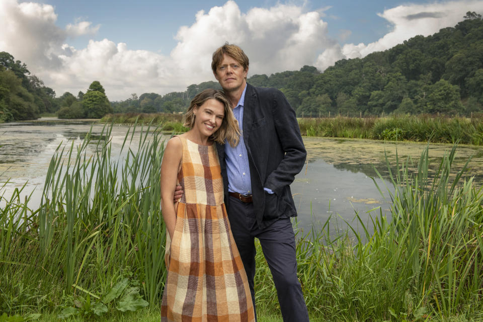 Beyond Paradise stars Kris Marshall and Sally Bretton. (BBC)