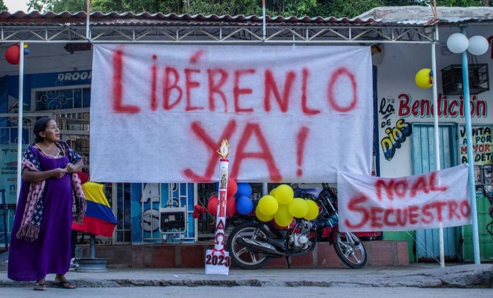 Un cartel pidiendo la liberación del padre de Luis Díaz.