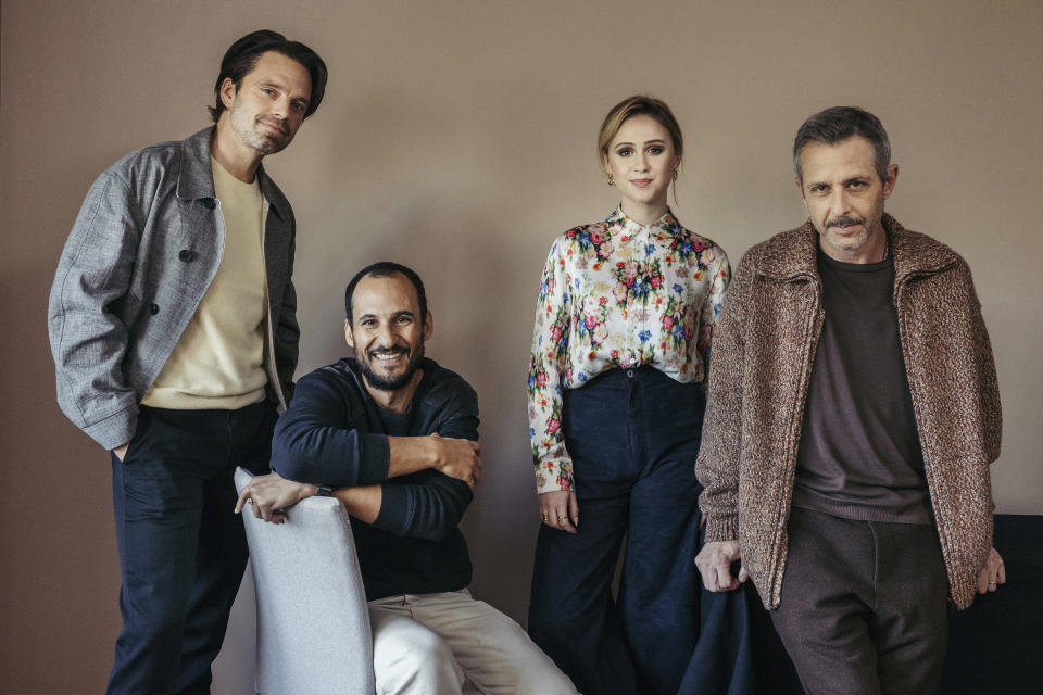 Sebastian Stan, de izquierda a derecha, el director Ali Abbasi, Maria Bakalova y Jeremy Strong posan para un retrato para promocionar la película "The Apprentice" el martes 8 de octubre de 2024 en Nueva York. (Foto Victoria Will/Invision/AP)