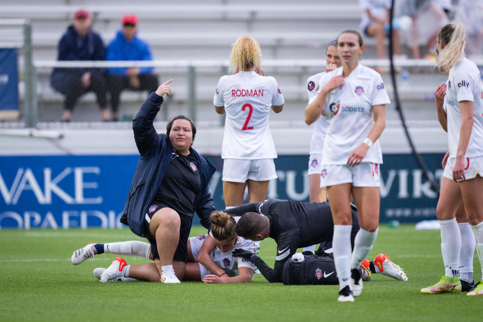 7 de mayo de 2022;  Cary, Carolina del Norte, EE. UU.;  El entrenador atlético del Washington Spirit, Summer Jones, pide la camilla para el defensor del Washington Spirit, Jordan Baggett (11), durante la segunda mitad contra el North Carolina Courage en WakeMed Soccer Park en la NWSL.  Crédito obligatorio: Lewis Gettier-USA TODAY Sports