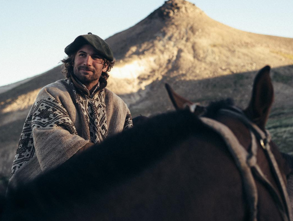 Jacob Von Plessen es amante de los caballos y trabaja como guía en safaris. Foto: Instagram/jacotango