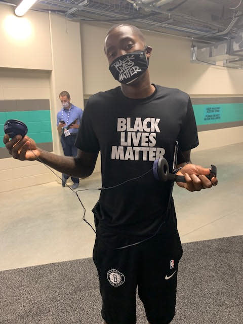 Jamal Crawford shows off his headphones. (Yahoo Sports)