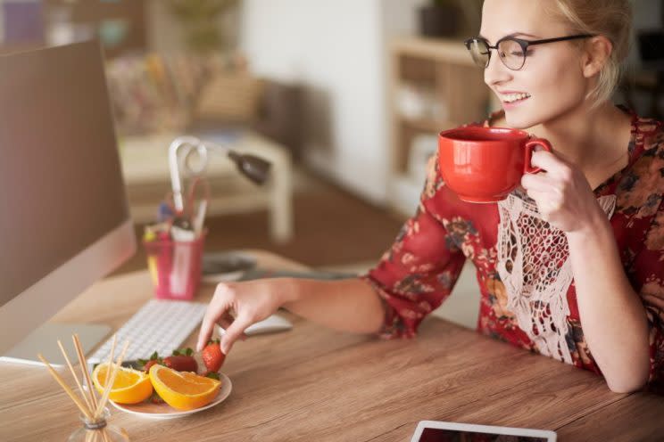 No se trata de comer por comer. Saber qué debes tomar o picar (porque es bueno para ti) es el secreto para mantener tu peso a raya y, sobre todo, para cuidar tu salud. (Foto: Getty)