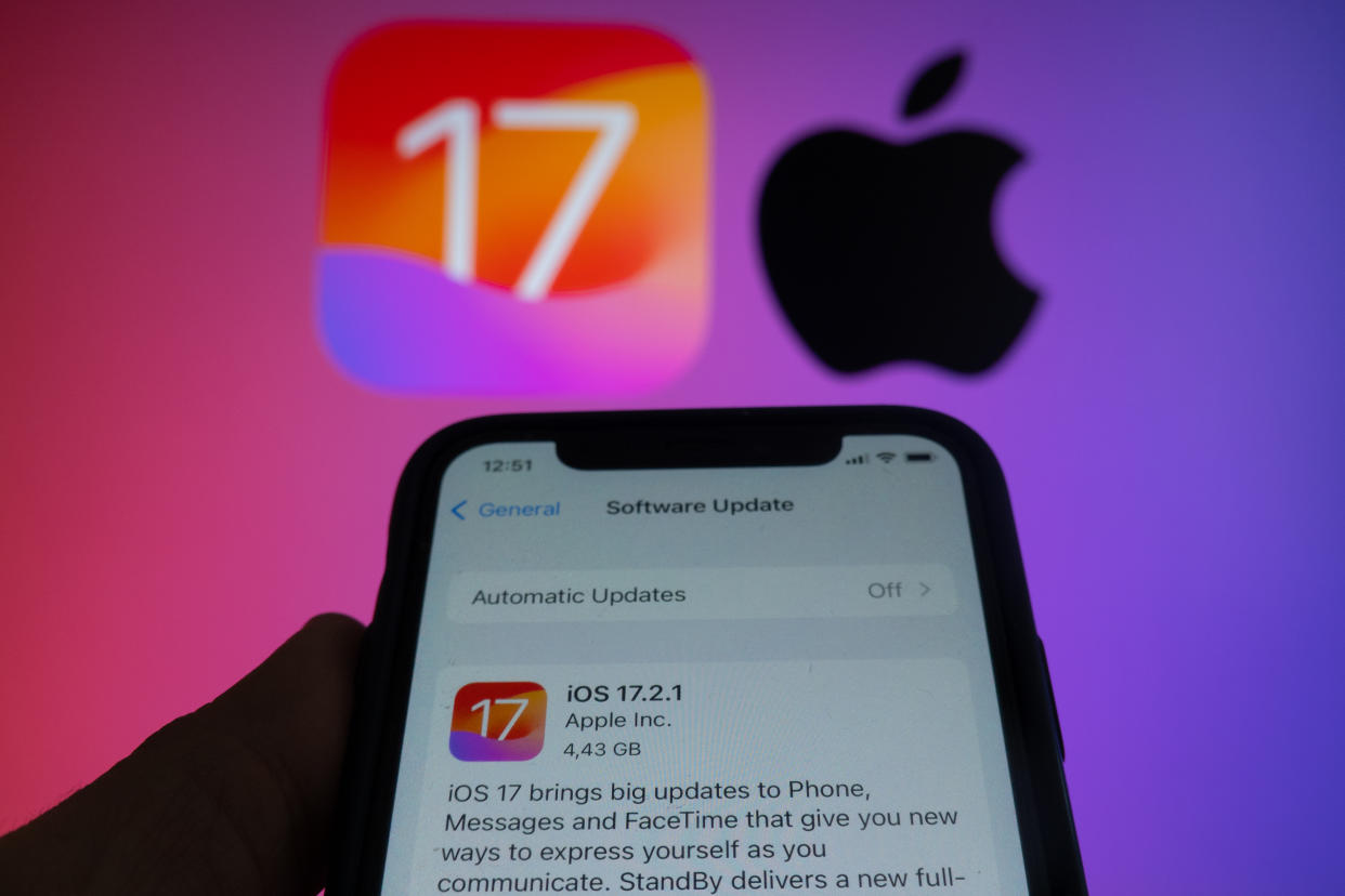 Um die Sicherheit zu gewährleisten, sollten bei iPhones regelmäßig Software-Updates durchgeführt werden. (Bild: Lorenzo Di Cola/Getty Images)