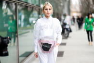 <p>Model carries Emporio Armani show invite inside clear, rose-pink shoulder bag. (Photo: Getty Images) </p>