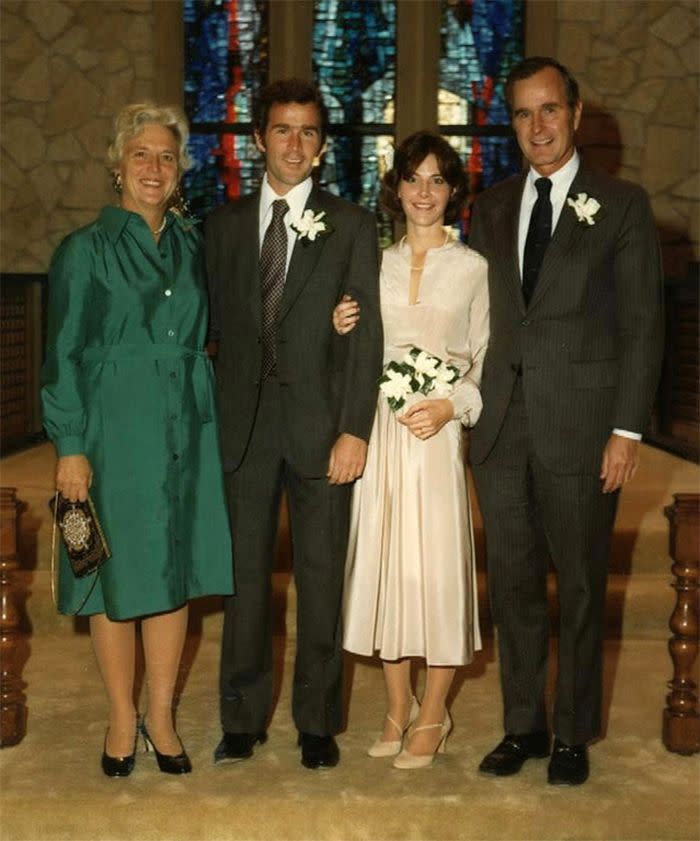 George W. Bush y Laura Welch El presidente George Bush conoció a Laura Welch en una barbacoa y solo tres meses después ya estaban comprometidos. La pareja se casó en 1977. (Imagen y texto: InStyle)